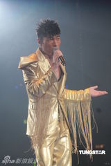 组图：许志安出道25周年红馆开唱 郑秀文捧场