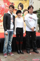 组图：李康宜拜神求票房 爱情长跑结婚顺其自然