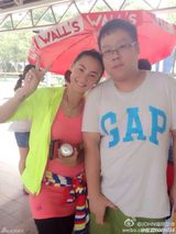 组图：张柏芝新加坡热衷慈善 滑滑板自在生活