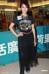 组图：官恩娜诧异友人动粗 信任男友不查电邮 