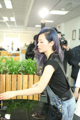 组图：张靓颖快闪入侵新浪 入职一天客串主编