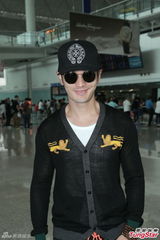 组图：黄晓明黑超抵港心情好 粉红裤带不慎外露