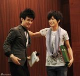 高清图：主持人马松赴台发新书 方文山张芸京助阵