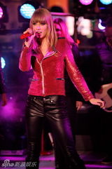 组图：泰勒跨年激情献唱 紧身皮衣跪地狂野嘶吼