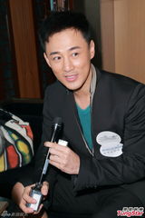 组图：林峰不谈与吴千语游太空 否认抢粉丝手机