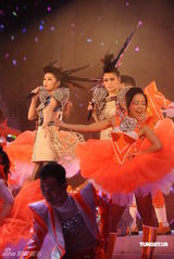 幻灯图集：TWINS合体归来红馆开唱 王祖蓝单膝跪地