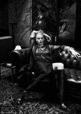 组图：塞隆携斯图尔特蒙面登封面