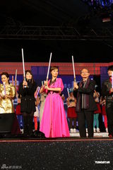 组图：容祖儿桃色长裙迎新年 自称不如阿Sa(蔡卓妍)富有