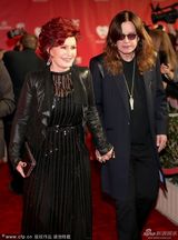 组图：摇滚巨星奥齐-奥斯本帅气 强抱GaGa合影