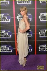 组图：泰勒爆乳红披风献唱 镶钻礼服风骚秀美背