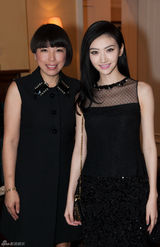 组图：景甜亮相品牌盛典 黑色短裙妩媚养眼