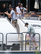 组图：莱昂纳多登游船玩耍 戴遮阳帽搞怪似顽童