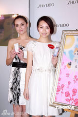 幻灯图：邓丽欣做活动享受按摩 尴尬微笑称很舒服