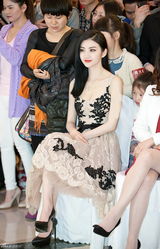 组图：景甜甜美出席活动 自曝患大城市恐惧症