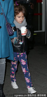 组图：阿尓芭亮相巴黎衣着亮眼 小奥诺萌样可爱