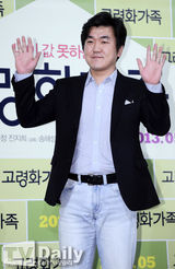 组图：《高龄化家族》试映 孔孝真抹胸短裙清凉