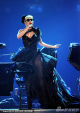 组图：Lady Gaga豪放坐汽车表演 夸张弹琴显丰满