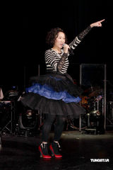 幻灯：王苑之复古造型开唱 张敬轩患病无缘做嘉宾