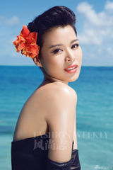 组图：胡杏儿中性大片海岛风情性感诱人