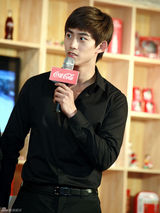 高清组图：韩组合2PM出席代言活动 穿正装帅气有型