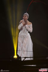 组图：丁当开唱险出事故 与徐佳莹女女亲吻