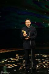 组图：李雪健获最佳男配佩戴国旗徽章领奖