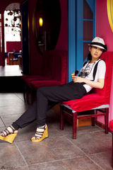 组图：董玥化身时尚女孩 随性街拍尽显潮范儿