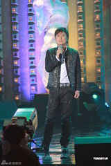 组图：星光熠熠耀保良落幕 古巨基杨千嬅群星献艺