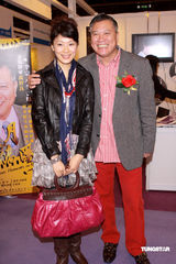 幻灯图集：万梓良加盟《岁月骄阳》 吻太太秀恩爱