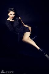 组图:隆莎写真身姿曼妙 大秀火辣身材