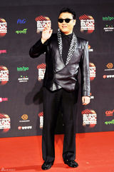 组图：MAMA红毯百张美图中韩明星争艳 韩彩英典雅