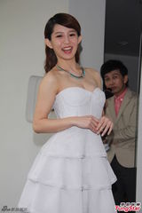 组图：郭书瑶白裙秀E奶 盼男友成超级英雄