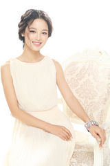 组图：辛芷蕾推出靓公主系大片 淡雅高贵气质不凡