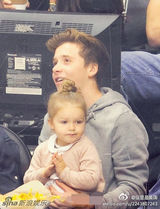 组图：小贝长子抱七公主出镜 温馨有爱羡煞网友