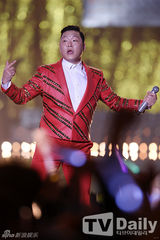 组图：鸟叔PSY韩国开唱 穿喇叭裤起舞大汗淋漓