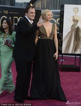 组图：导演昆汀-塔伦蒂诺携女伴亮相红毯