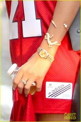 组图：蕾哈娜穿篮球裙散步 全套金饰奢华抢镜