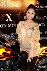 高清图：出席活动黄秋生黑超造型 谢婷婷香车美女