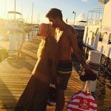 组图：《大爆炸》佩妮结婚 与新婚丈夫甜蜜满满