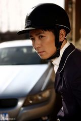 高清图：保剑锋最新汽车大片 眼神坚毅霸气十足