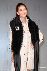 组图：周杰伦绯闻女友昆凌一改甜美变性感酷妹