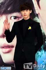 组图：张亮演韩剧牵手朴海镇 李钟硕黑西装帅气