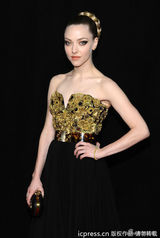 组图：海瑟薇俏皮短发抢眼 阿曼达宝石抹胸裙美艳