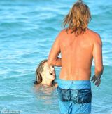 组图：超模安布罗休与猛男嬉闹被扔下海