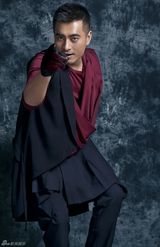 组图：陈龙大片裙装男人更有型