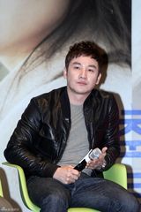 高清组图：严泰雄秀智等宣传新片 韩佳仁粉红俏丽