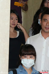 小S证人身份被传唤 神色疲惫白色肩带外露(图)