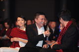 组图：2012新浪微博之夜现场-曹国伟与嘉宾热聊