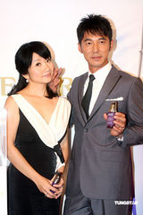 幻灯：陶晶莹与老公首度亲密代言 不忘为小S叫屈