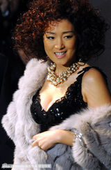 组图：名牌时装秀巩俐秀豪乳 张柏芝雍容华贵